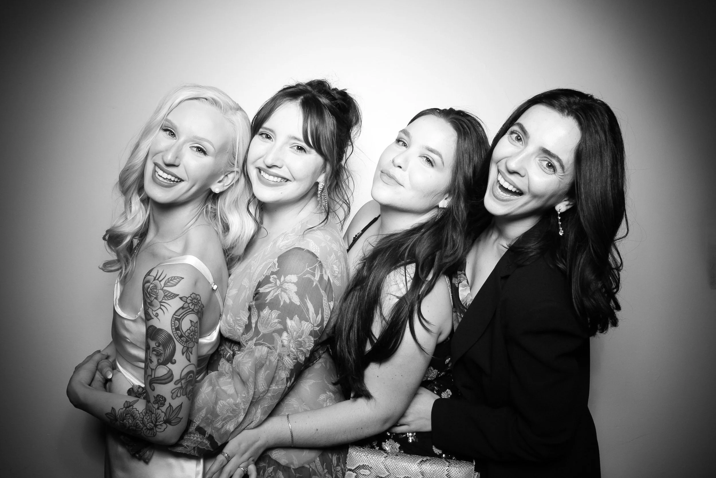 fotio-photobooth-chicago-vintage-bw-ravenswood-5.jpg
