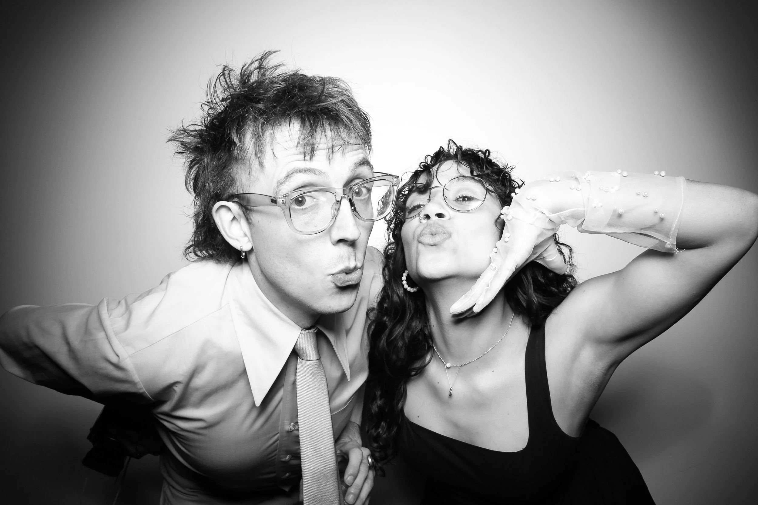 fotio-photobooth-chicago-vintage-bw-ravenswood-10.jpg