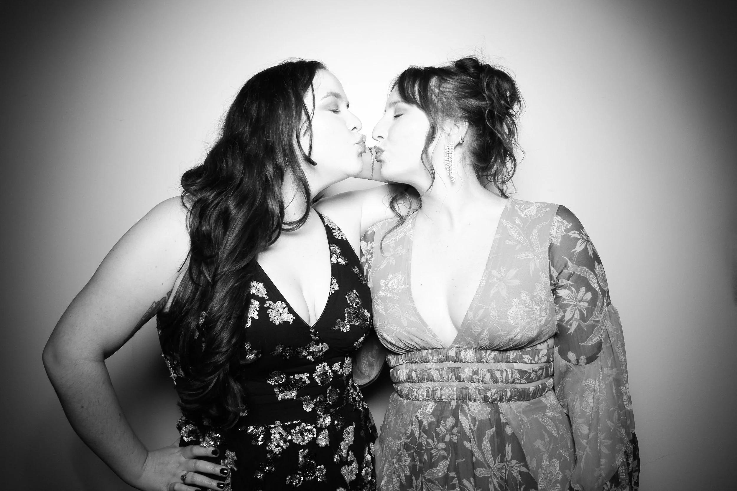 fotio-photobooth-chicago-vintage-bw-ravenswood-12.jpg