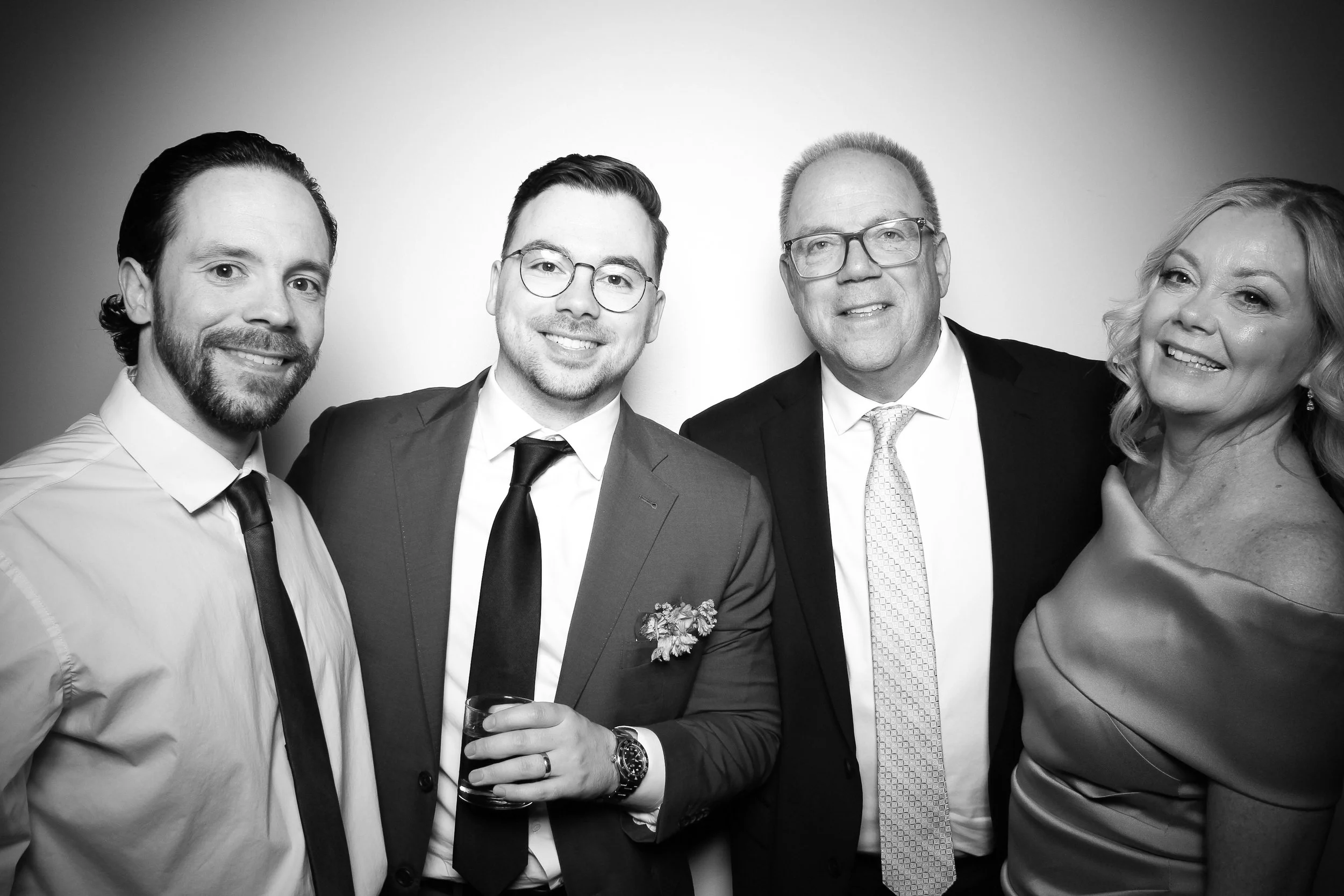 fotio-photobooth-chicago-vintage-bw-ravenswood-14.jpg