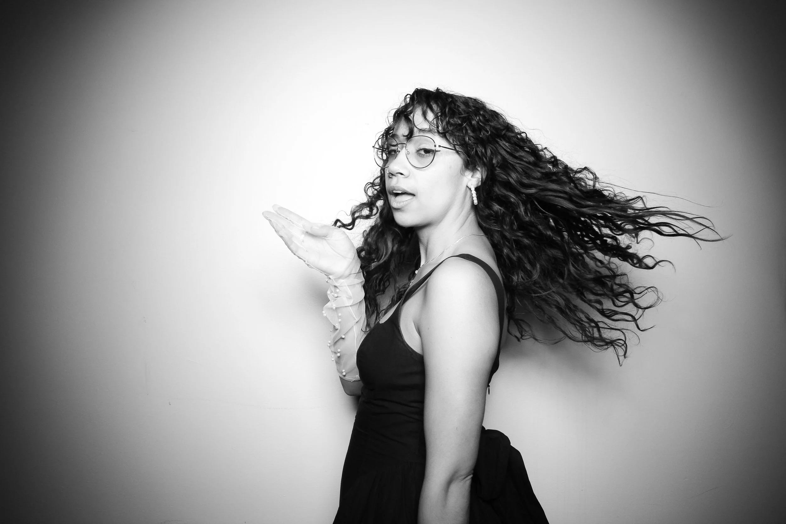 fotio-photobooth-chicago-vintage-bw-ravenswood-17.jpg