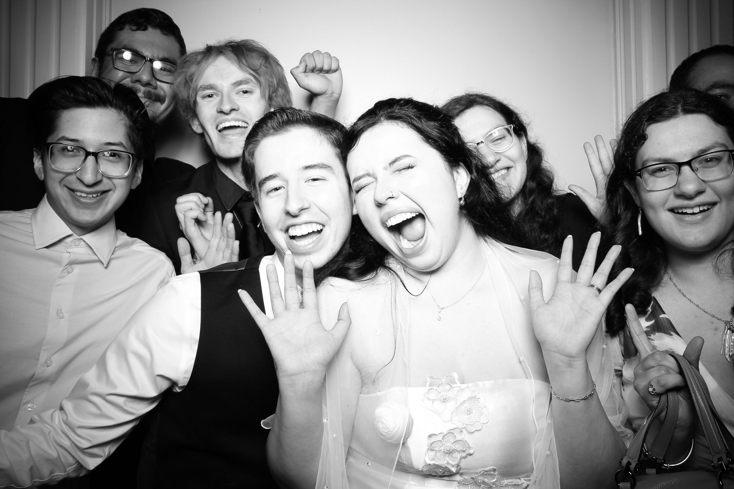 fotio-photobooth-chicago-vintage-bw-ravenswood-3.jpg