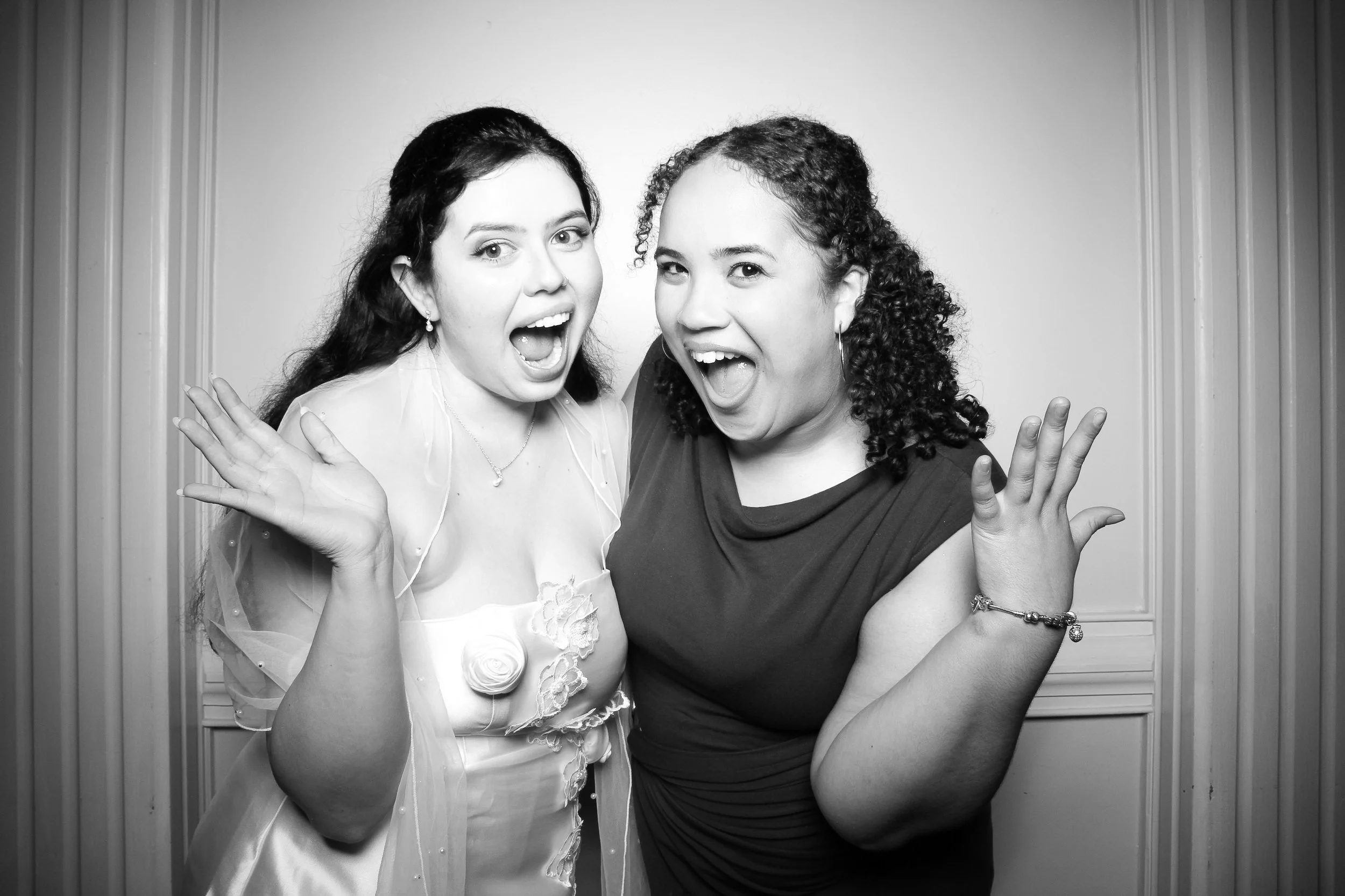 fotio-photobooth-chicago-vintage-bw-ravenswood-5.jpg
