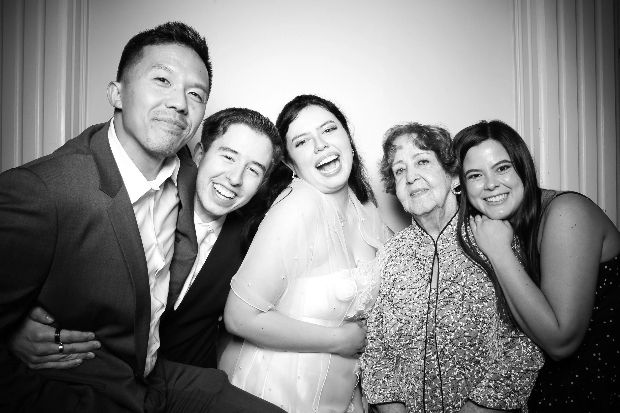 fotio-photobooth-chicago-vintage-bw-ravenswood-6.jpg