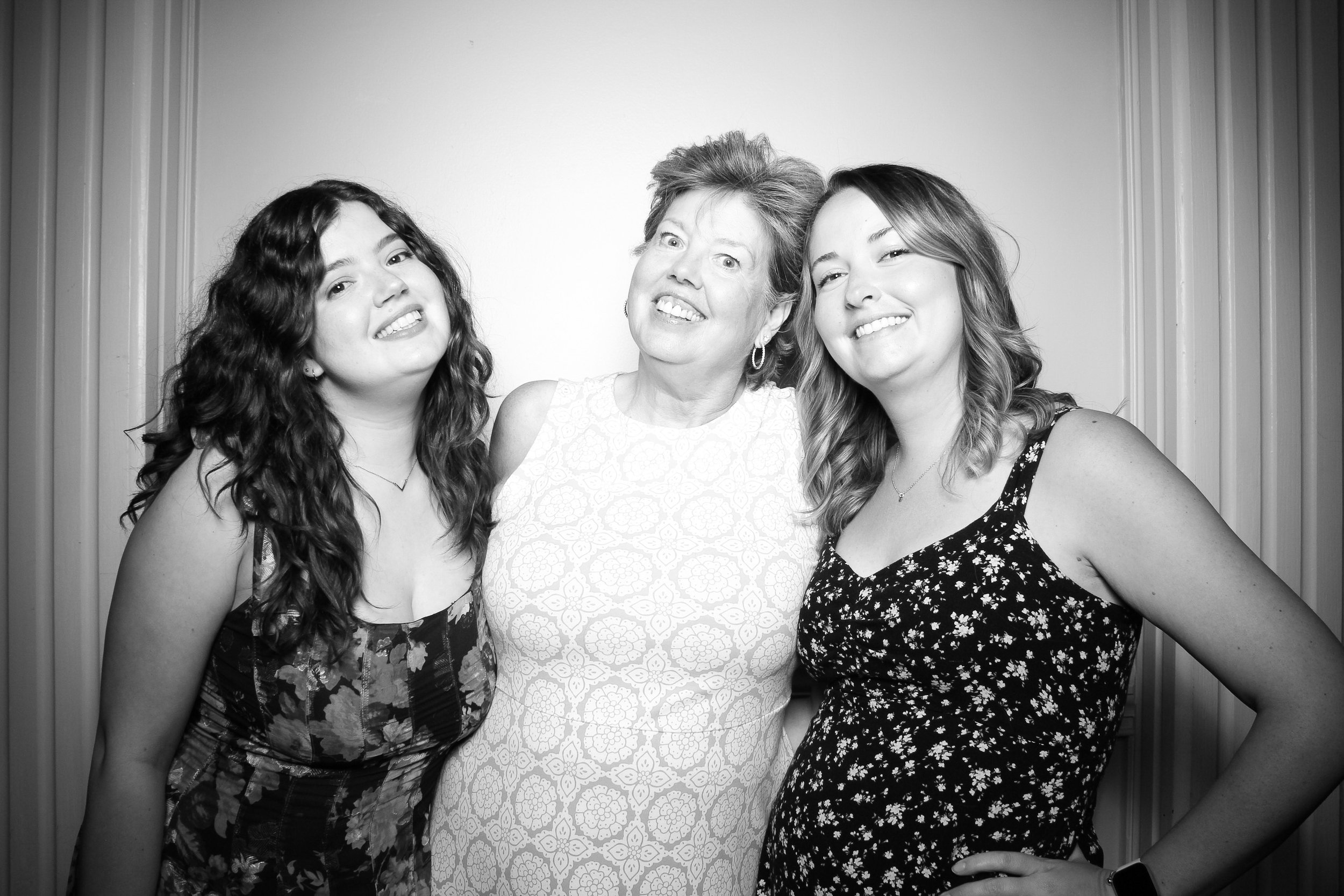 fotio-photobooth-chicago-vintage-bw-ravenswood-12.jpg