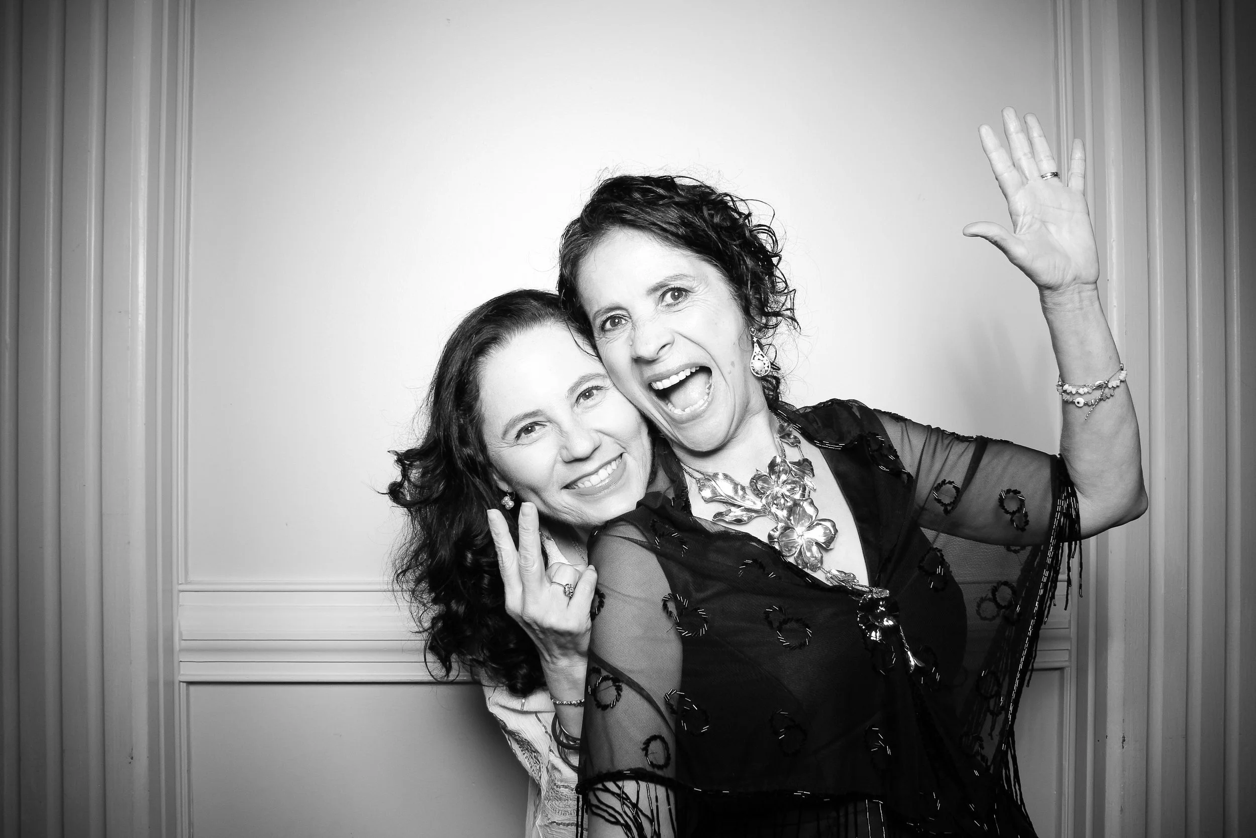 fotio-photobooth-chicago-vintage-bw-ravenswood-14.jpg