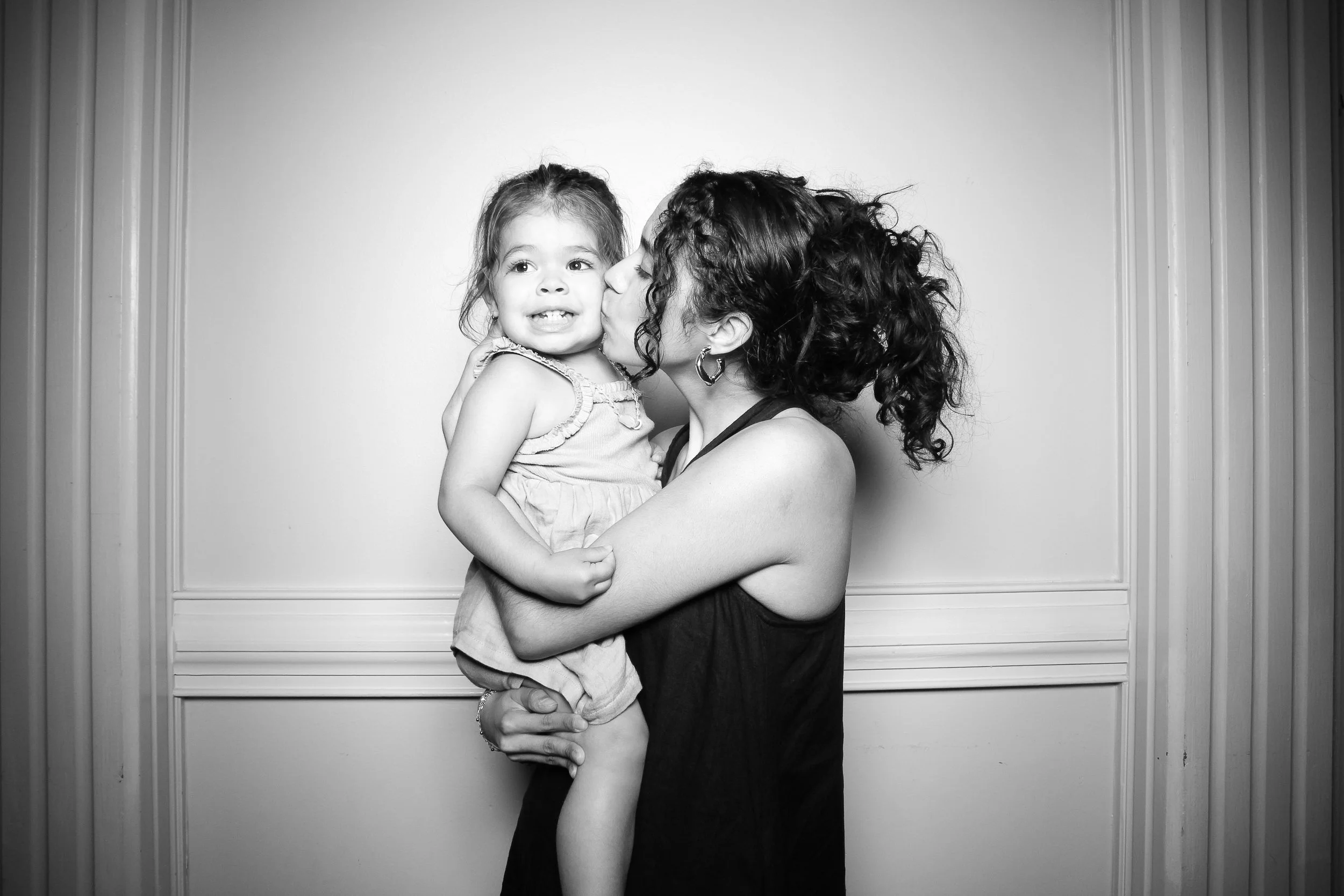 fotio-photobooth-chicago-vintage-bw-ravenswood-19.jpg
