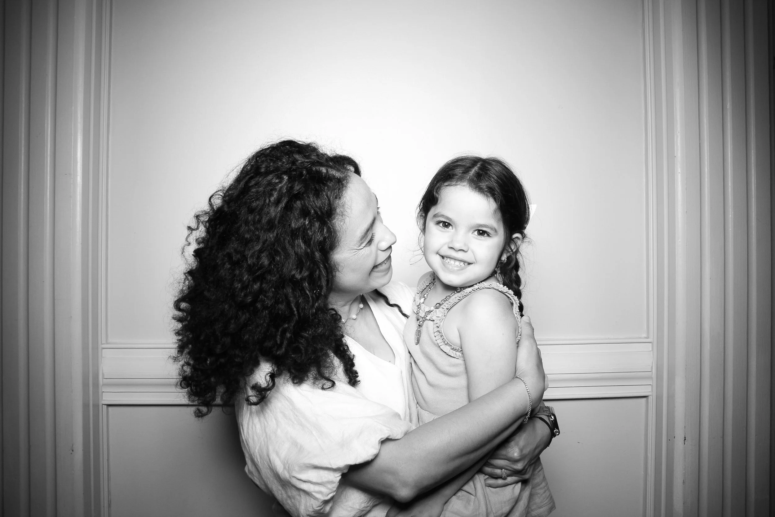 fotio-photobooth-chicago-vintage-bw-ravenswood-18.jpg