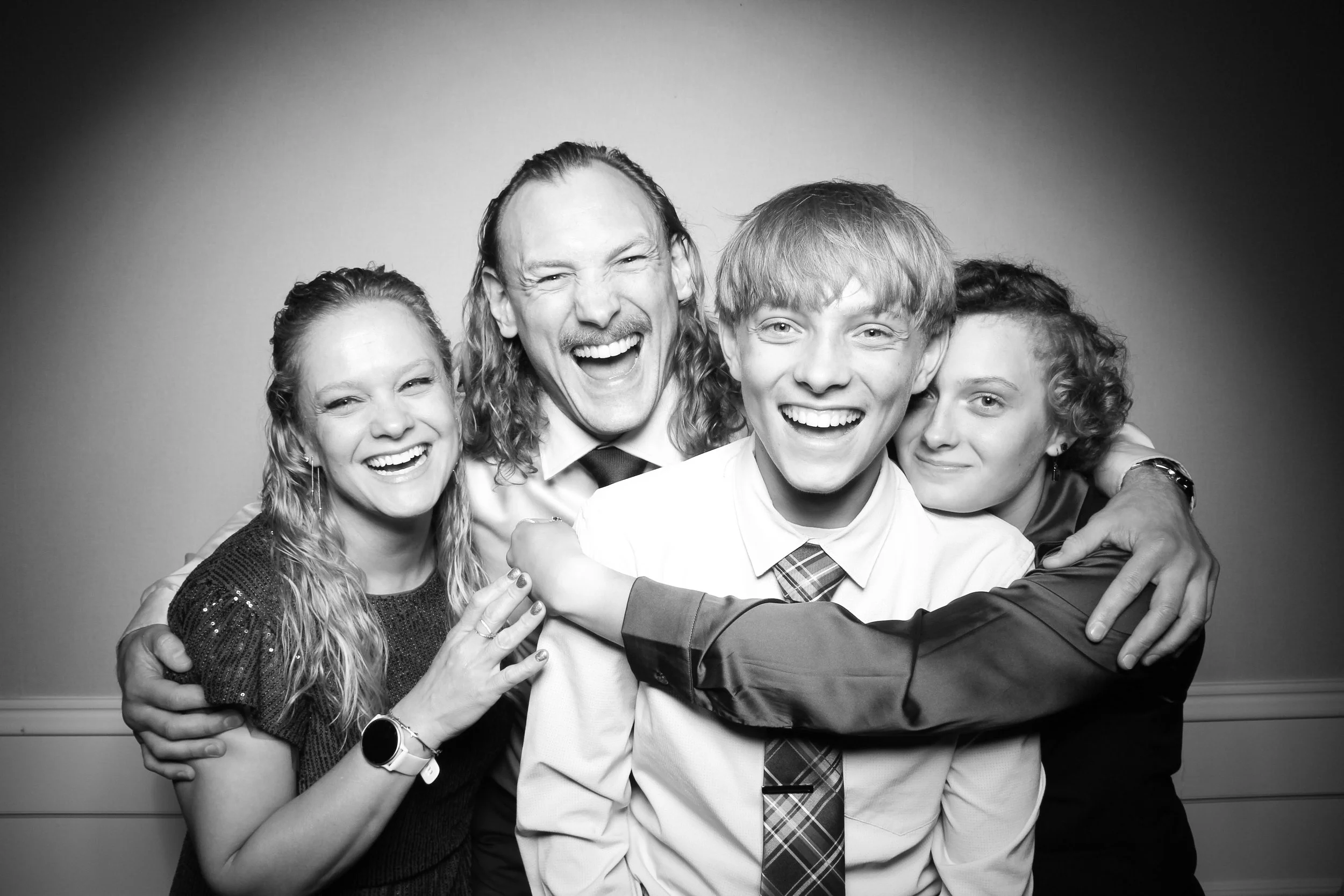 Fotio_Photo_Booth_Hoffman_Estates_Country_Club_Poplar_Creek_Wedding_Friends_Family_Fun_Classy_07.jpg
