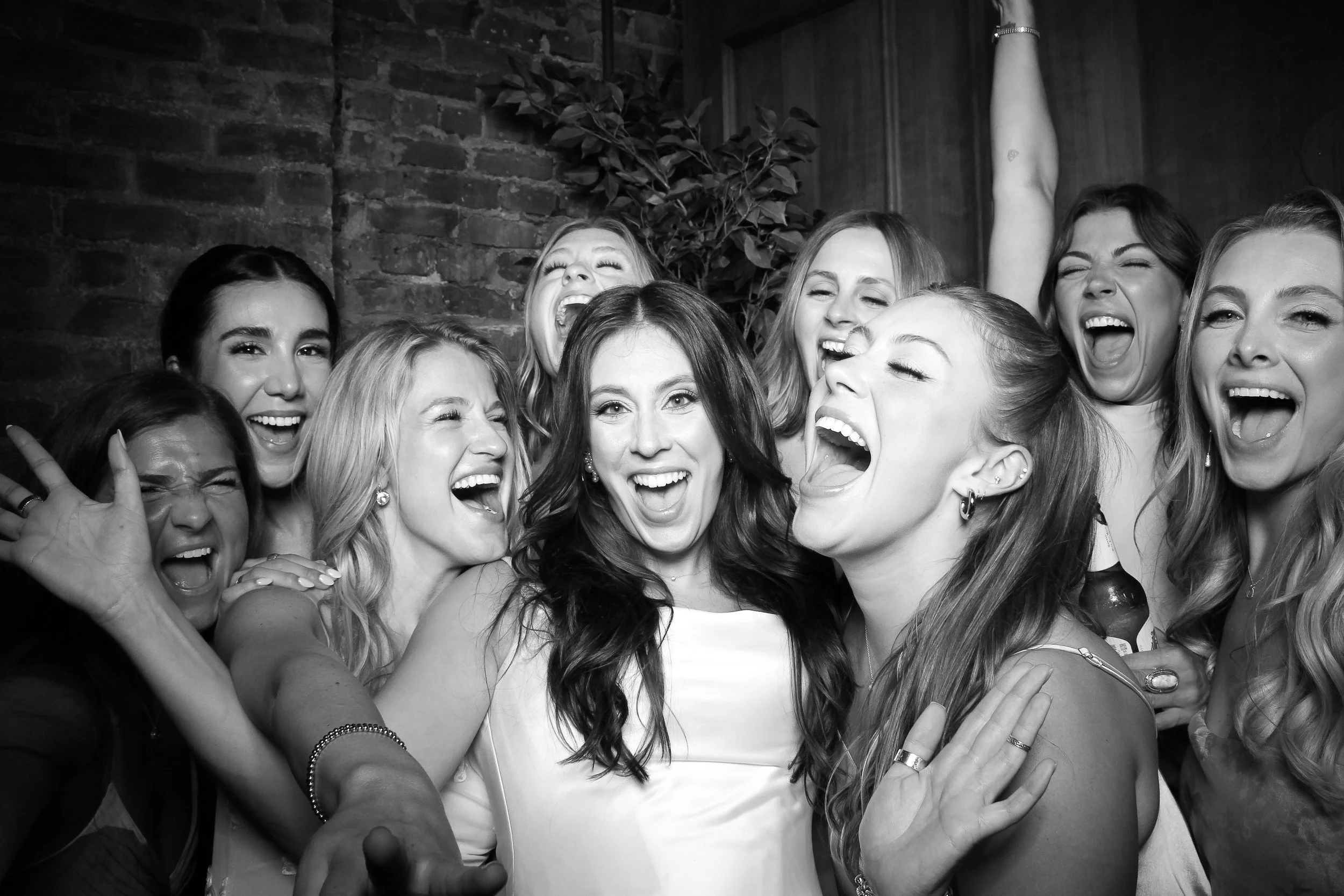 fotio-photobooth-chicago-vintage-bw-salon-2.jpg