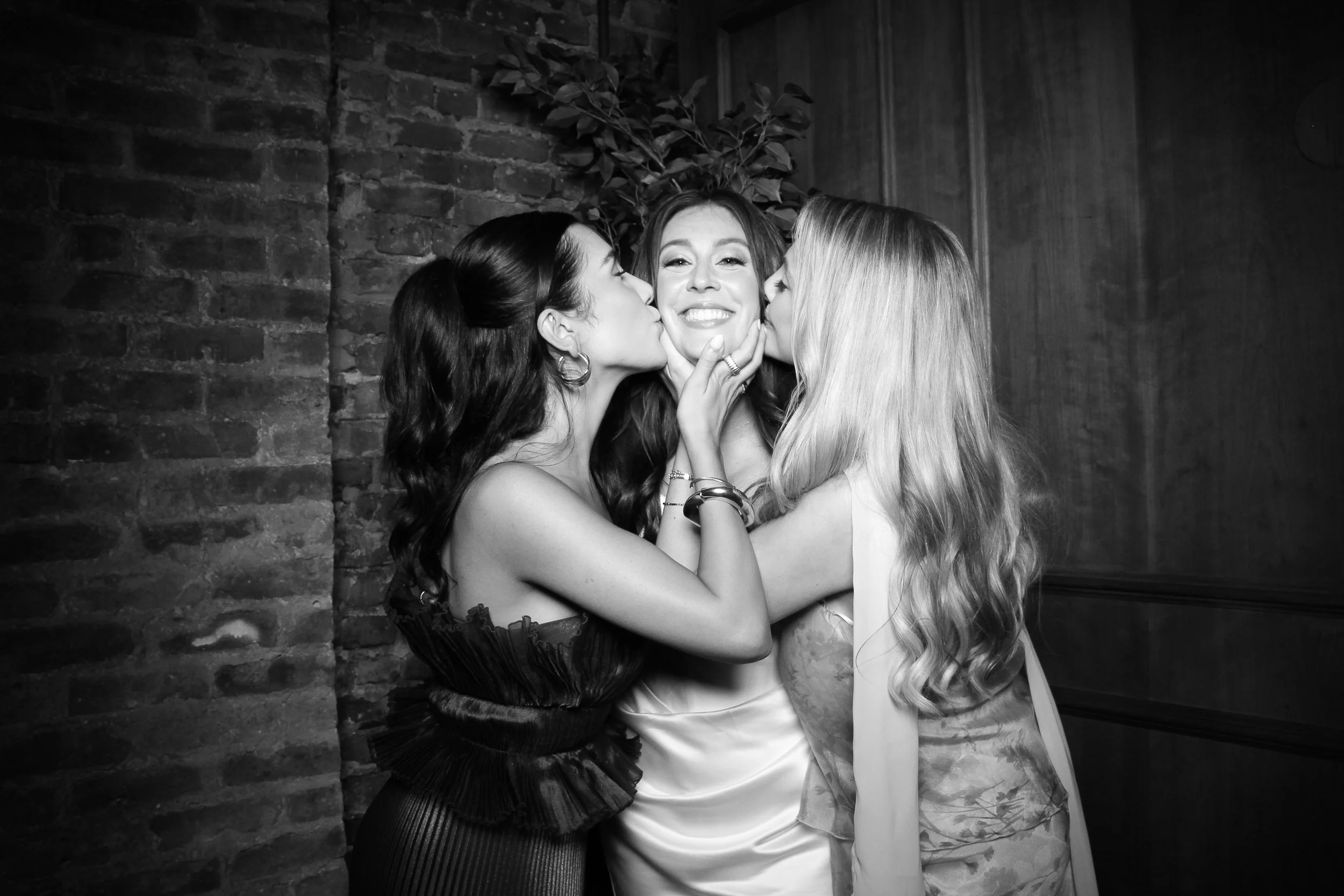 fotio-photobooth-chicago-vintage-bw-salon-6.jpg