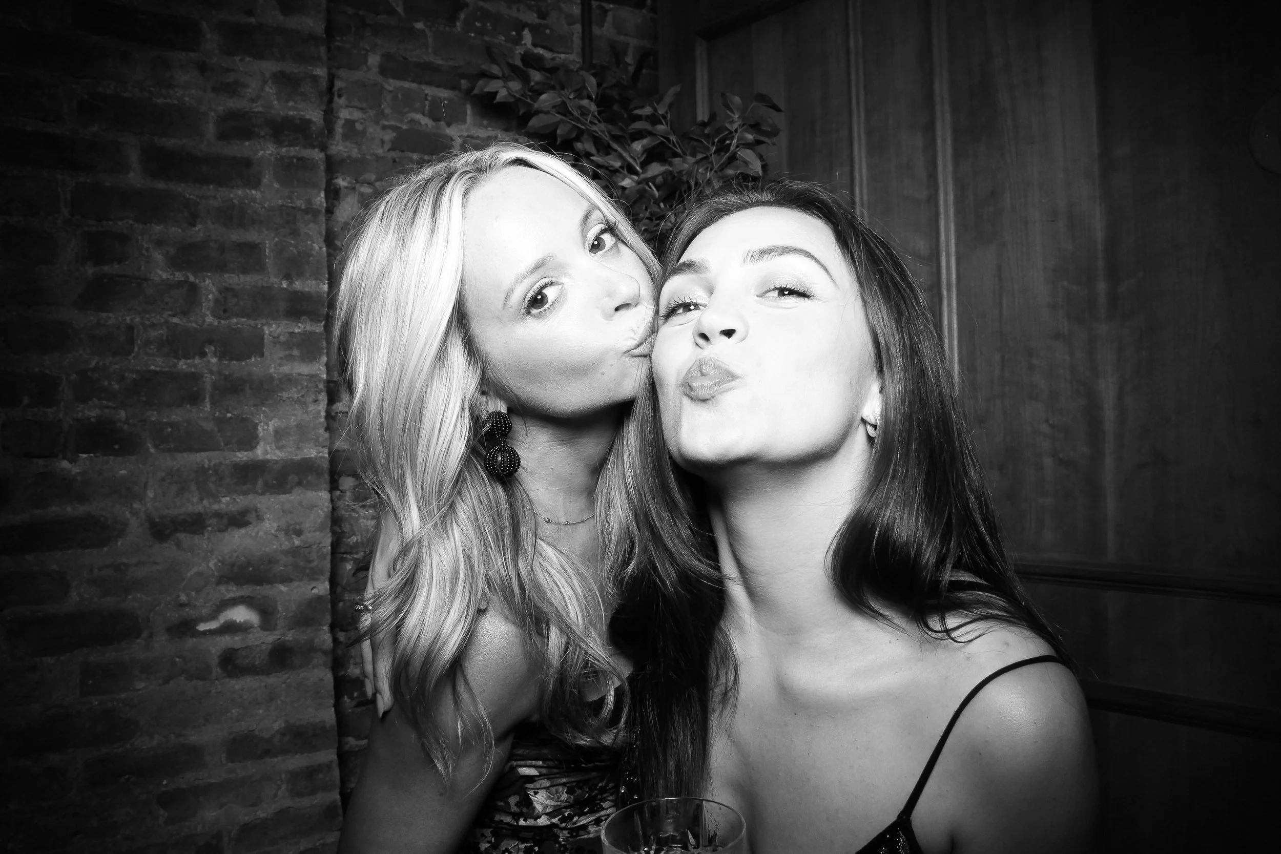 fotio-photobooth-chicago-vintage-bw-salon-8.jpg