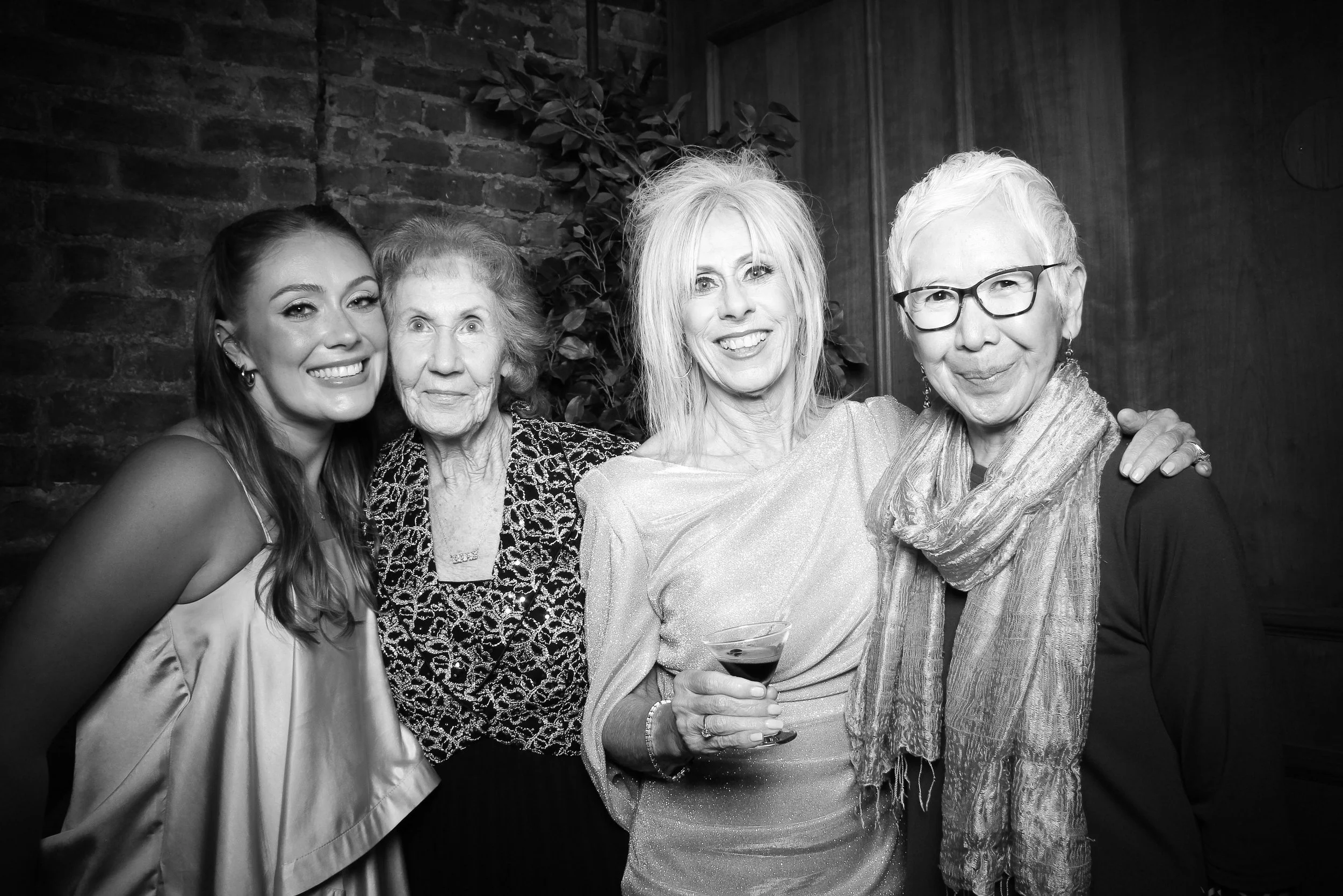 fotio-photobooth-chicago-vintage-bw-salon-7.jpg