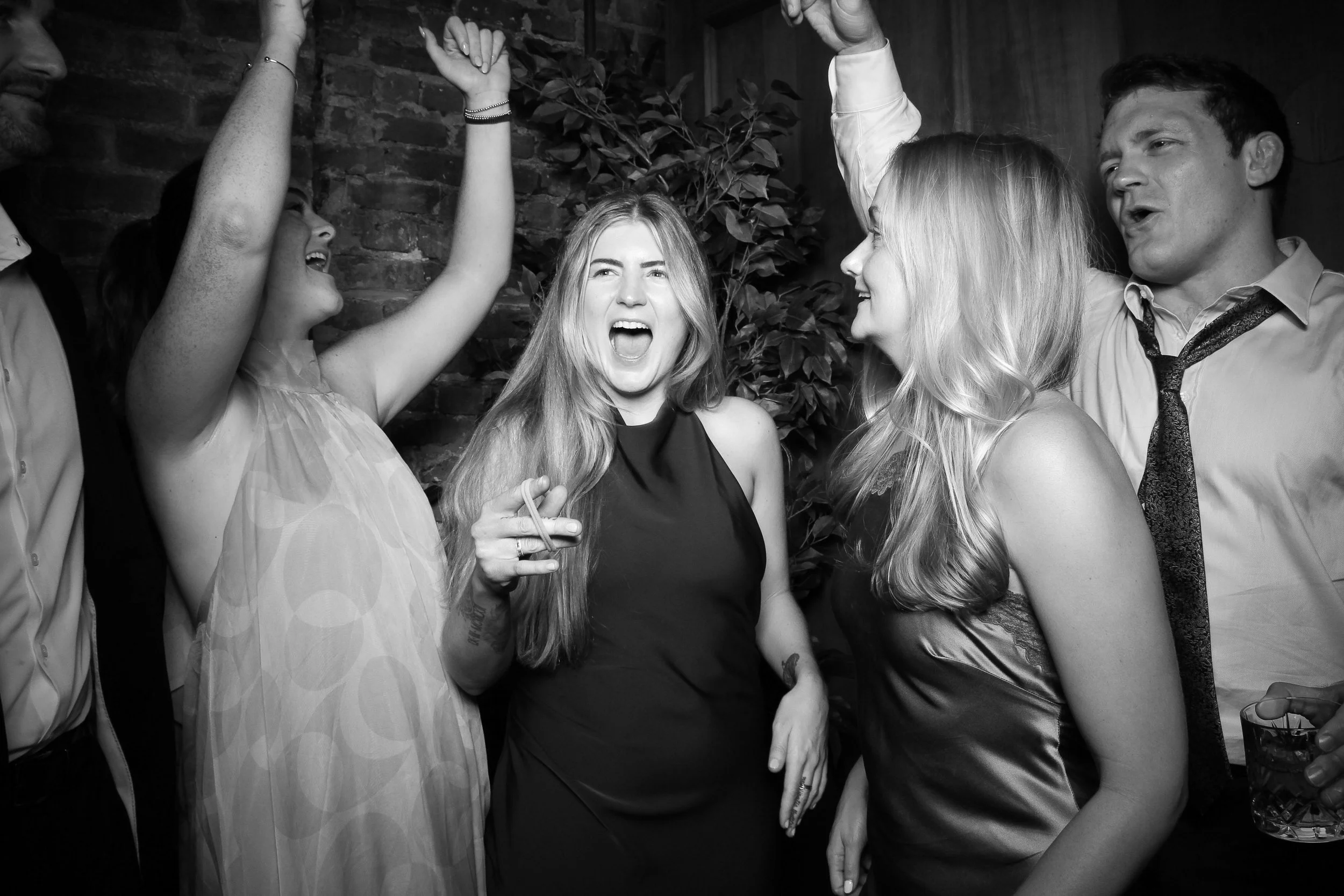 fotio-photobooth-chicago-vintage-bw-salon-18.jpg