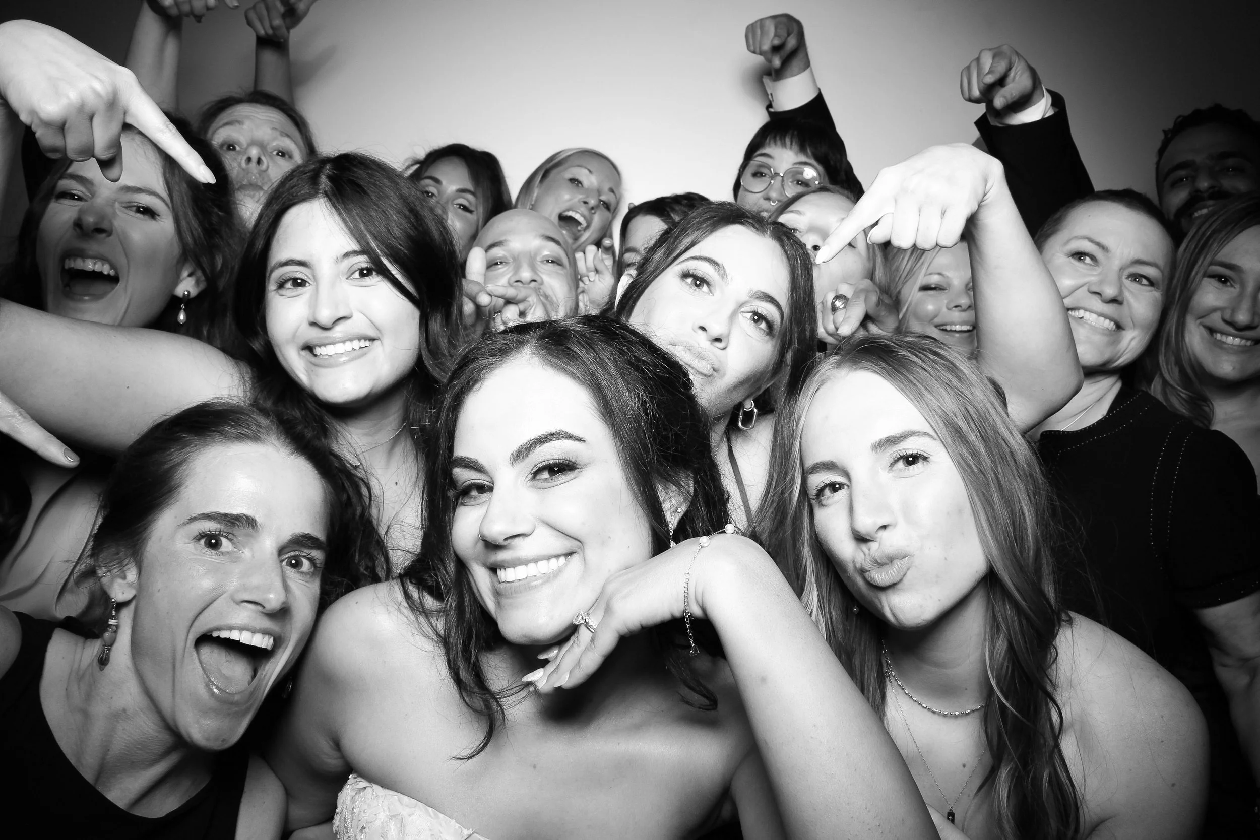 fotio-photobooth-chicago-vintage-bw-ravenswood-3.jpg