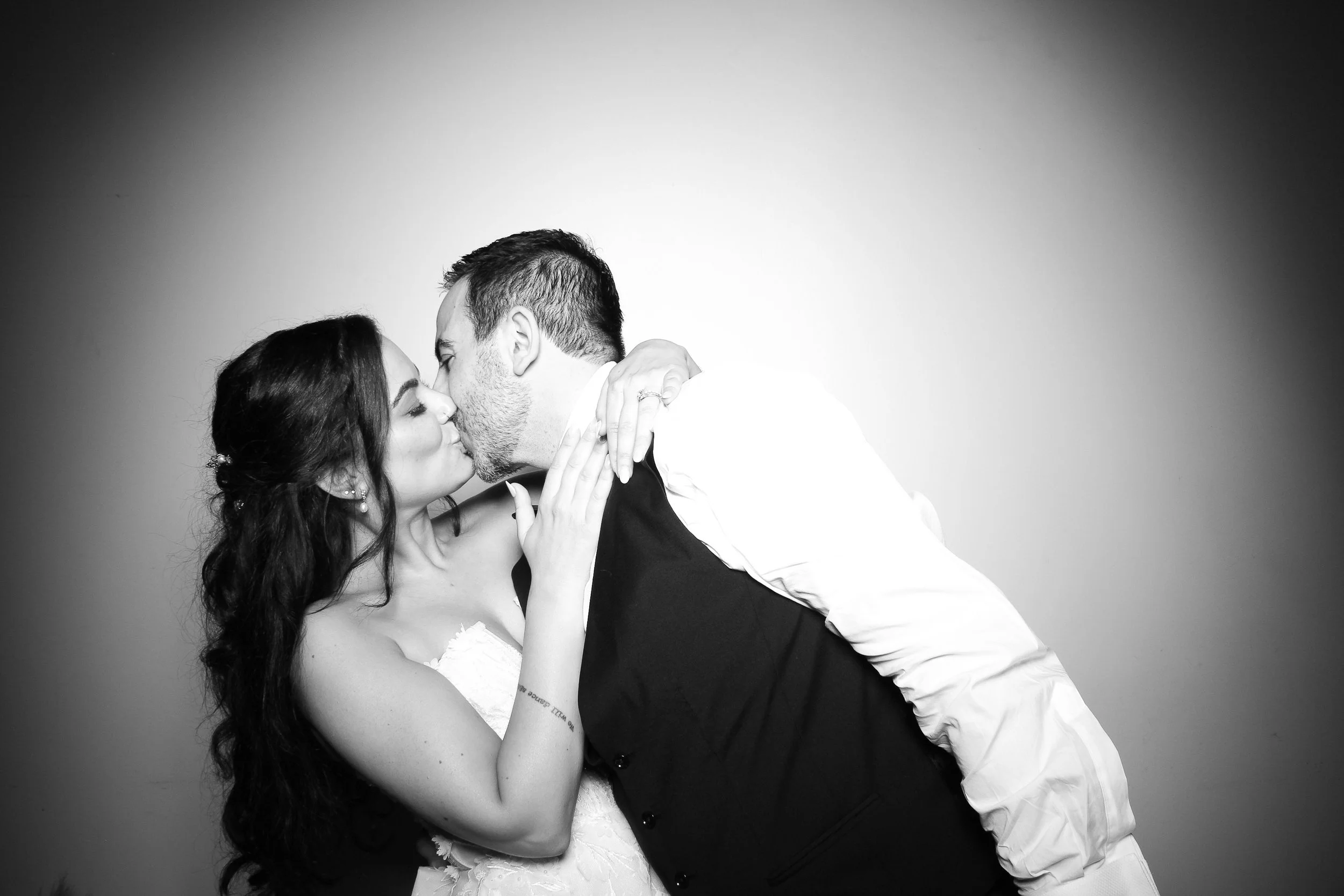 fotio-photobooth-chicago-vintage-bw-ravenswood-4.jpg