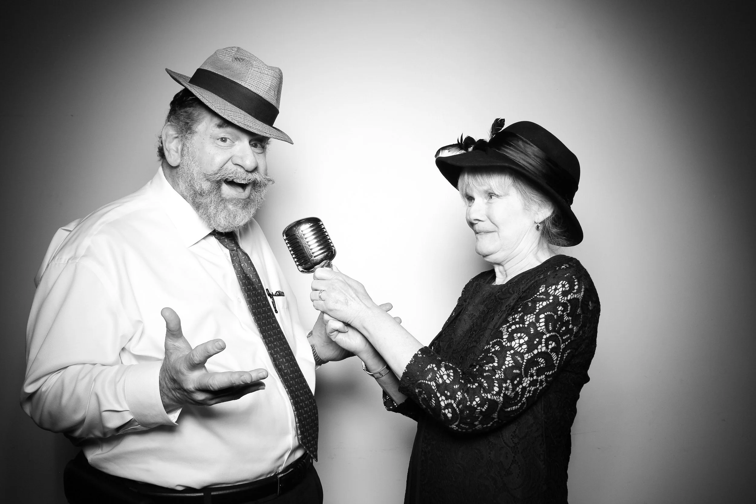 fotio-photobooth-chicago-vintage-bw-ravenswood-8.jpg