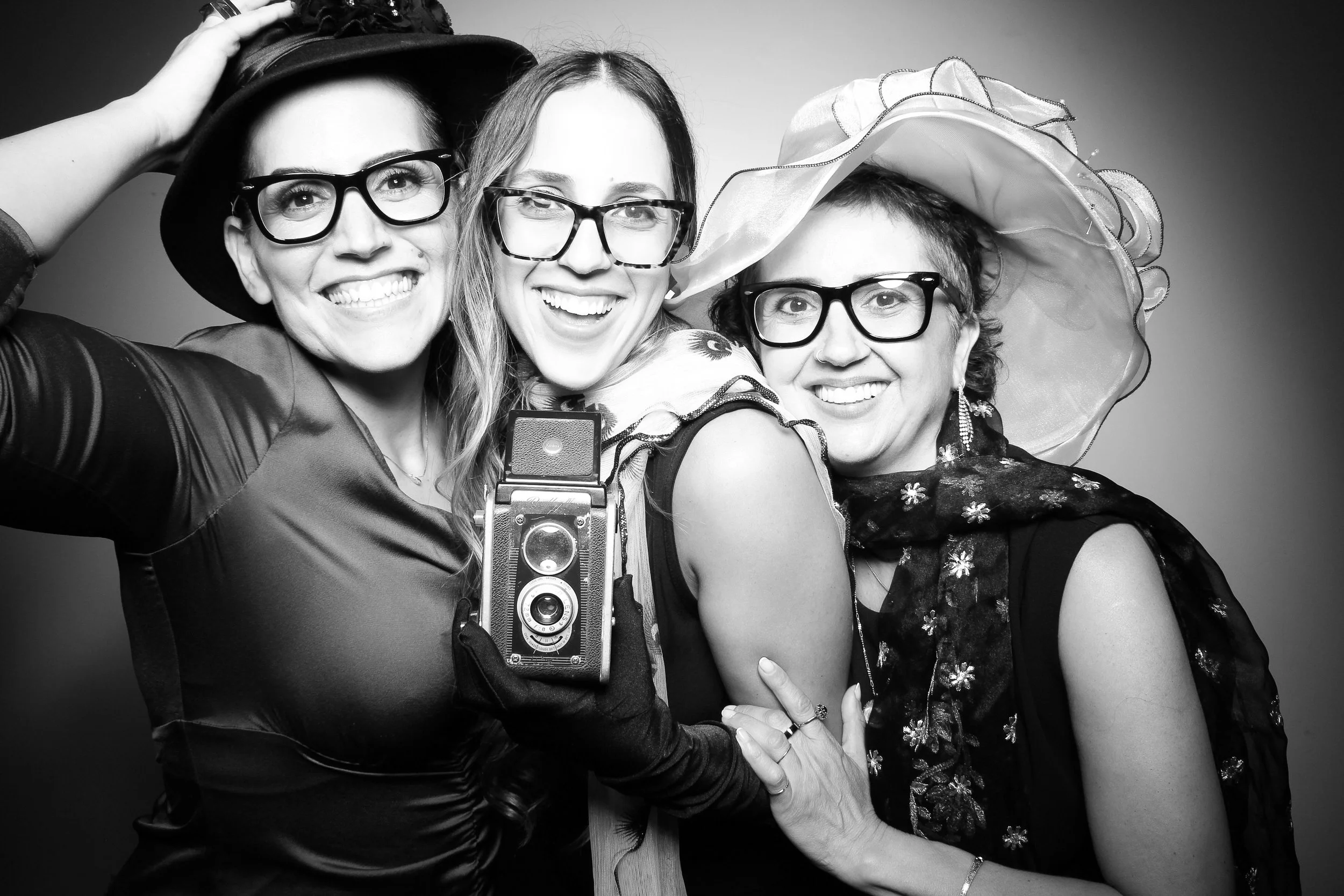 fotio-photobooth-chicago-vintage-bw-ravenswood-17.jpg