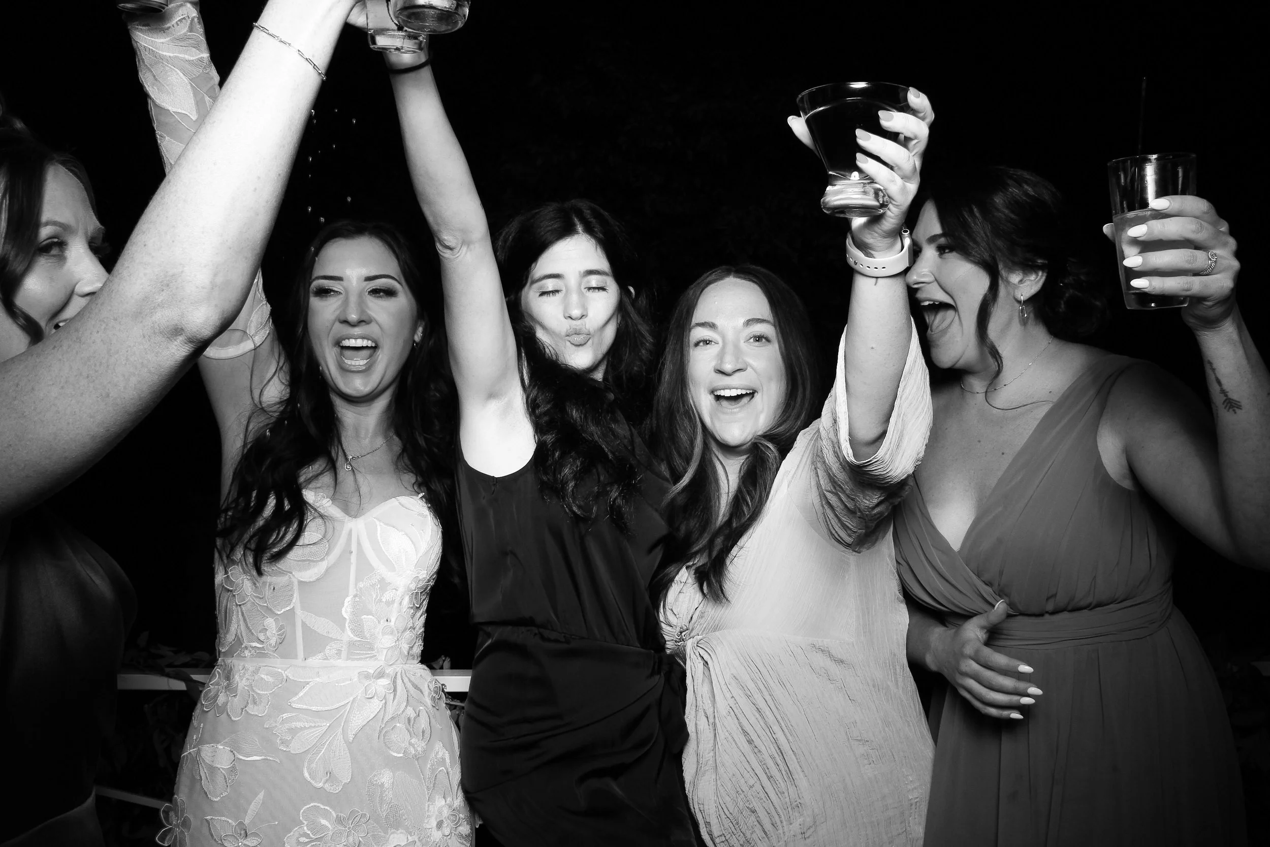 fotio-photobooth-bw-vintage-wedding-cantigny-3.jpg