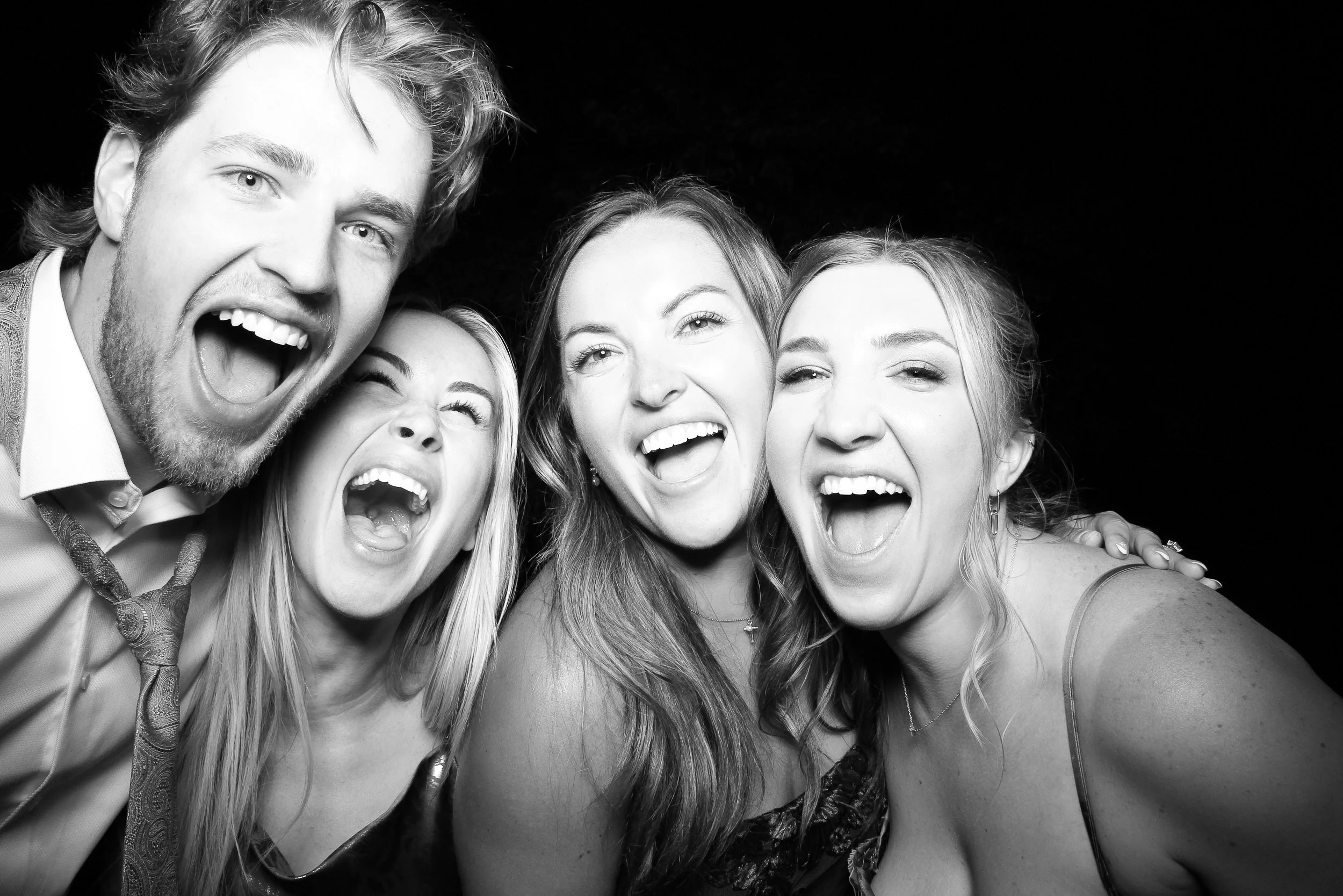 fotio-photobooth-bw-vintage-wedding-cantigny-22.jpg