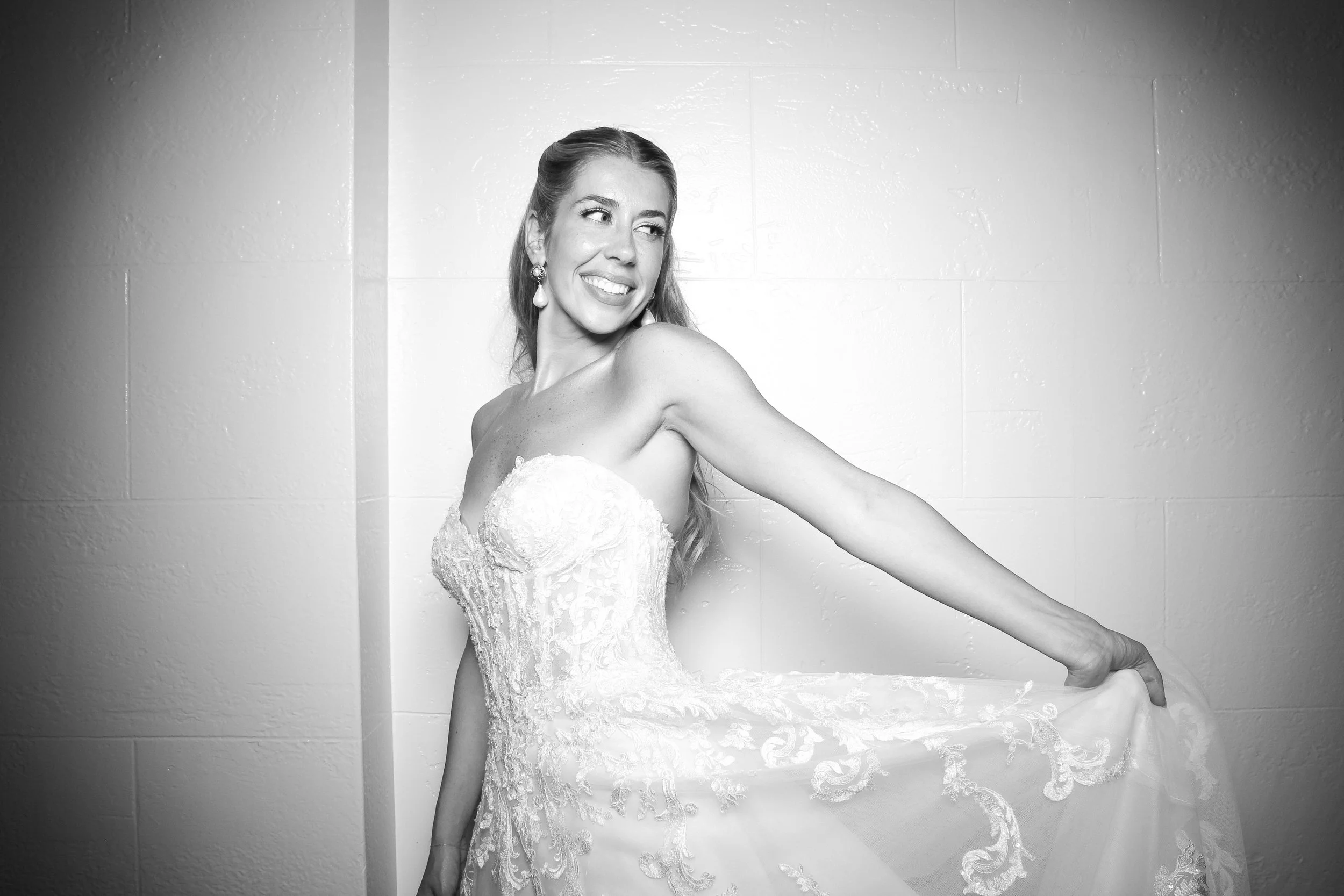 fotio-photobooth-bw-vintage-wedding-ravisloe-4.jpg