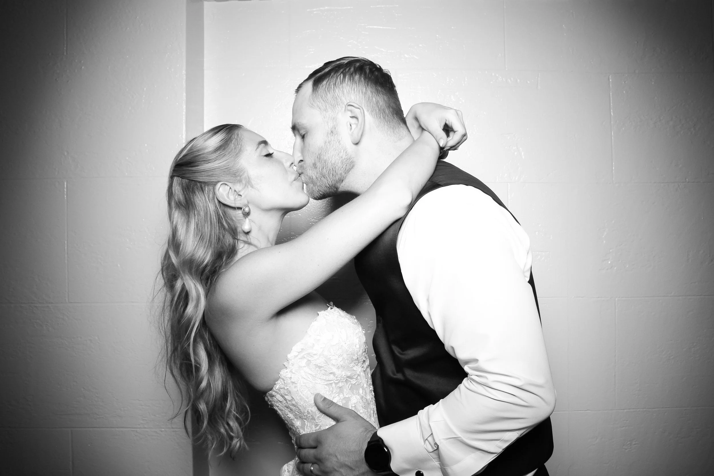 fotio-photobooth-bw-vintage-wedding-ravisloe-5.jpg