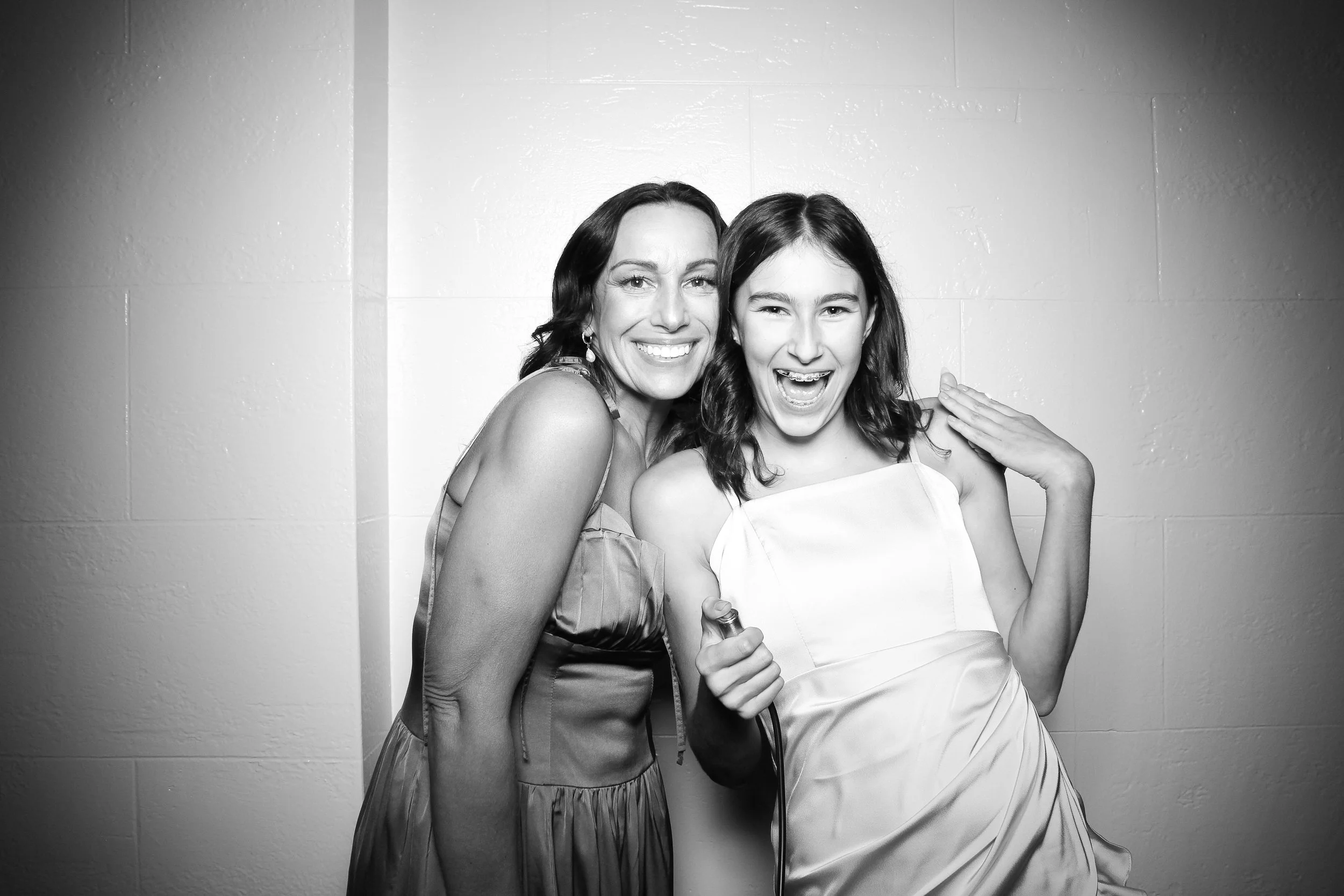 fotio-photobooth-bw-vintage-wedding-ravisloe-9.jpg