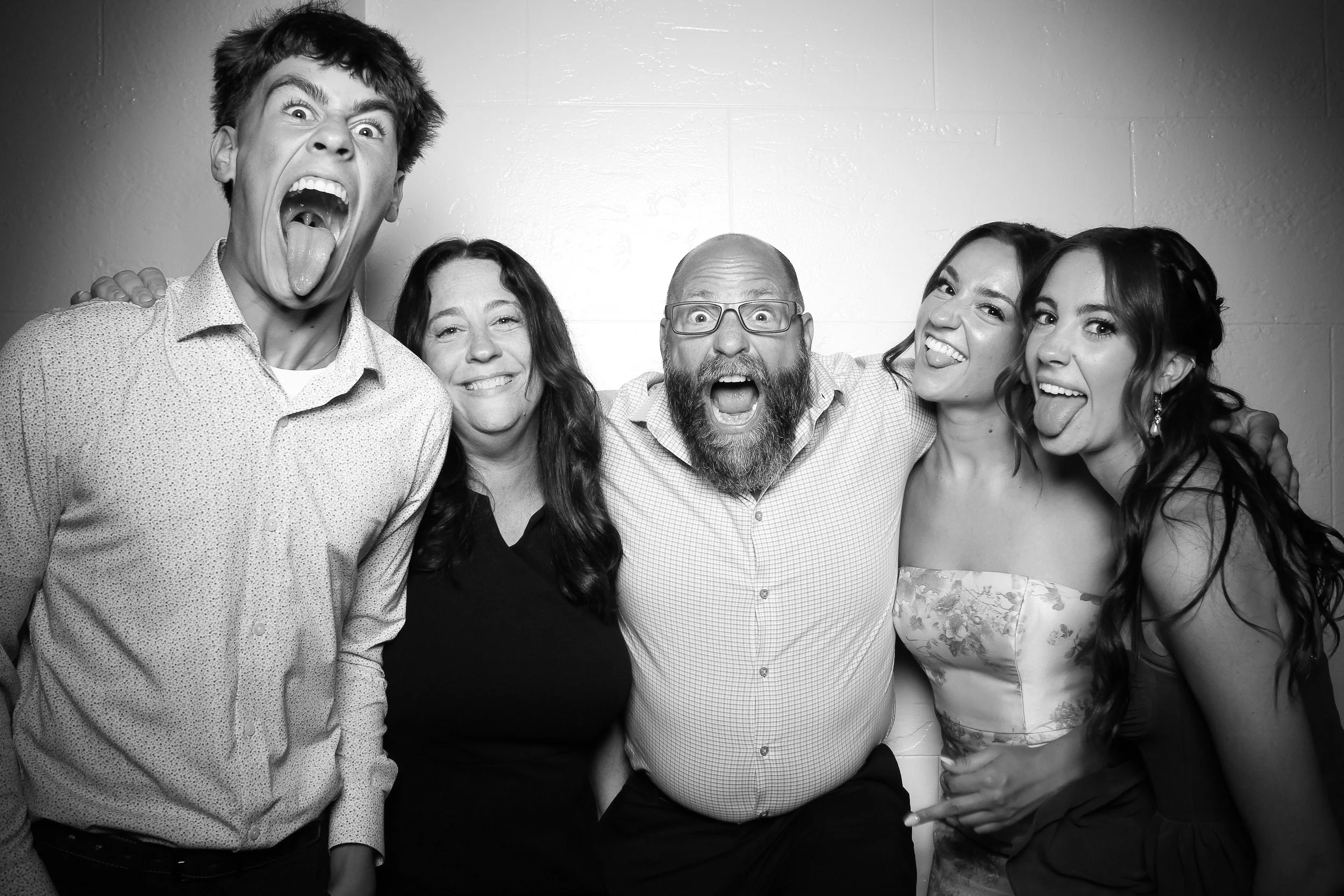 fotio-photobooth-bw-vintage-wedding-ravisloe-22.jpg