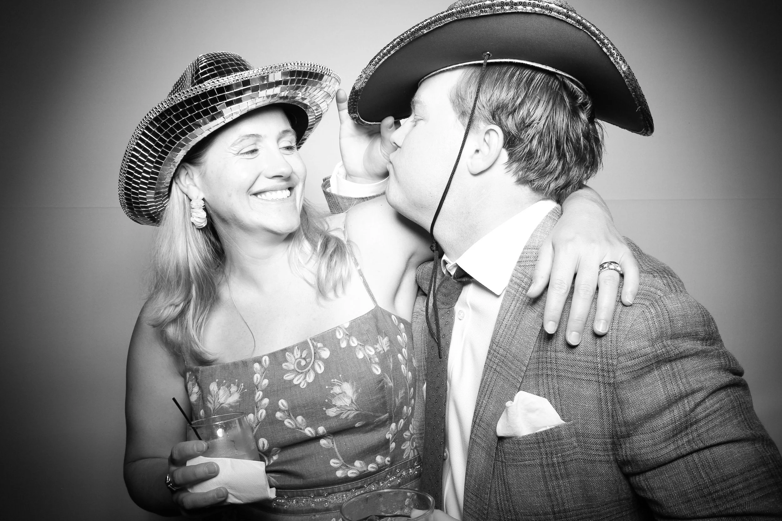 fotio-photobooth-bw-vintage-oconomowoc-17.jpg