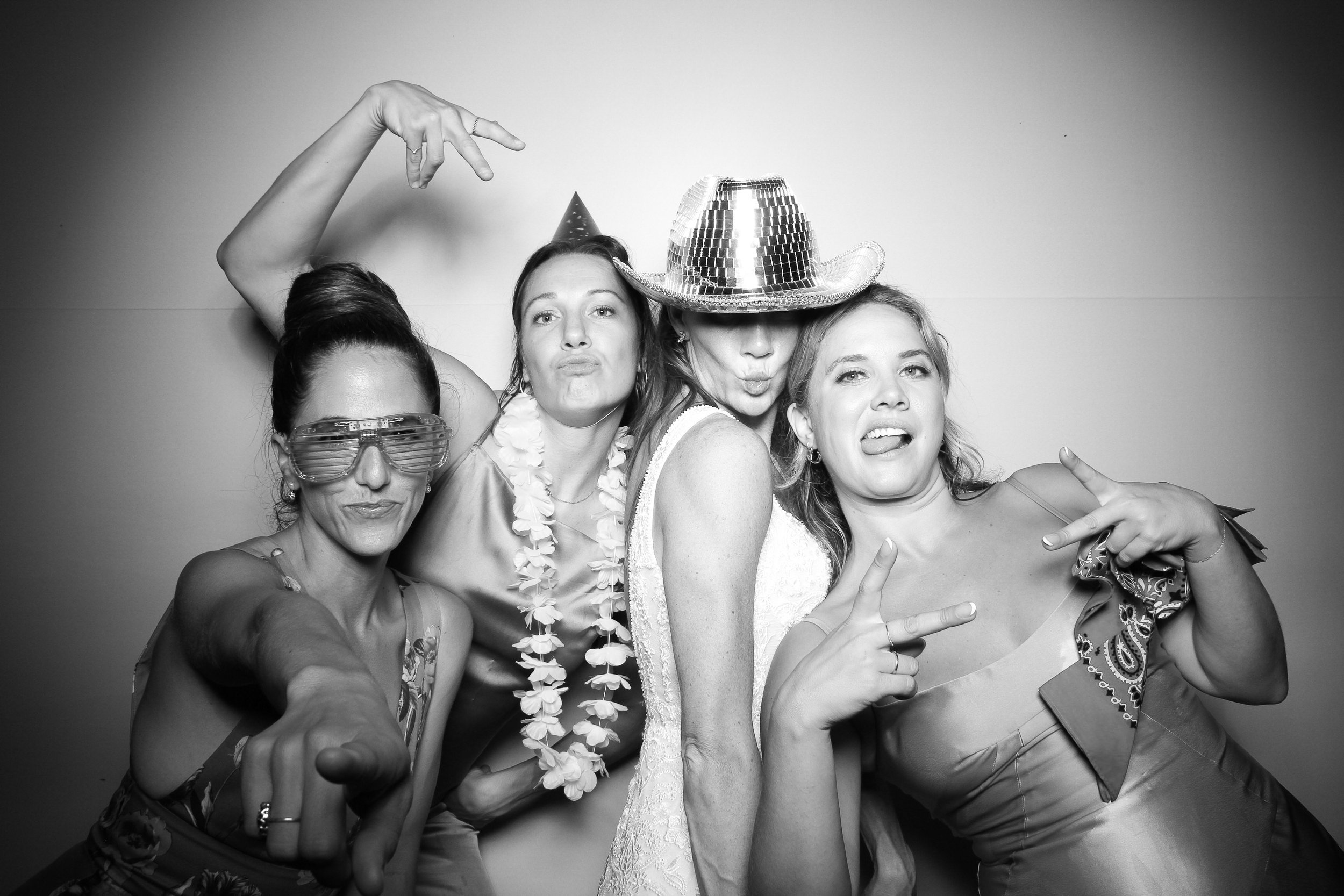 fotio-photobooth-bw-vintage-oconomowoc-20.jpg
