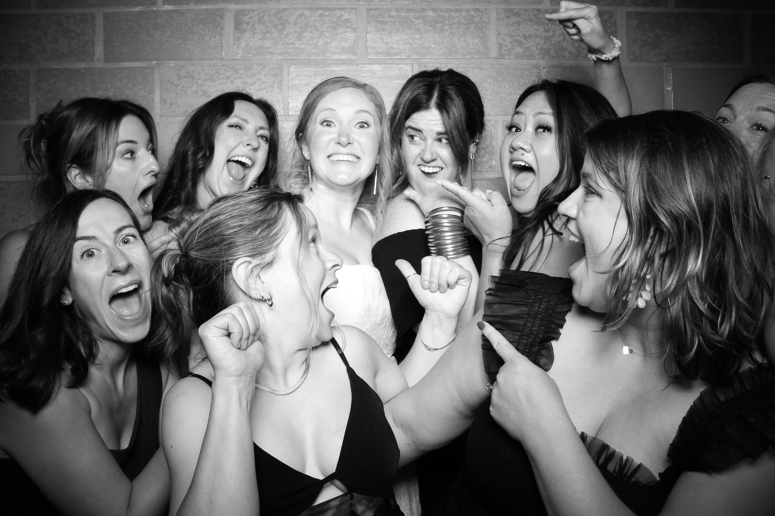 fotio-photobooth-bw-vintage-lake-geneva-2.jpg