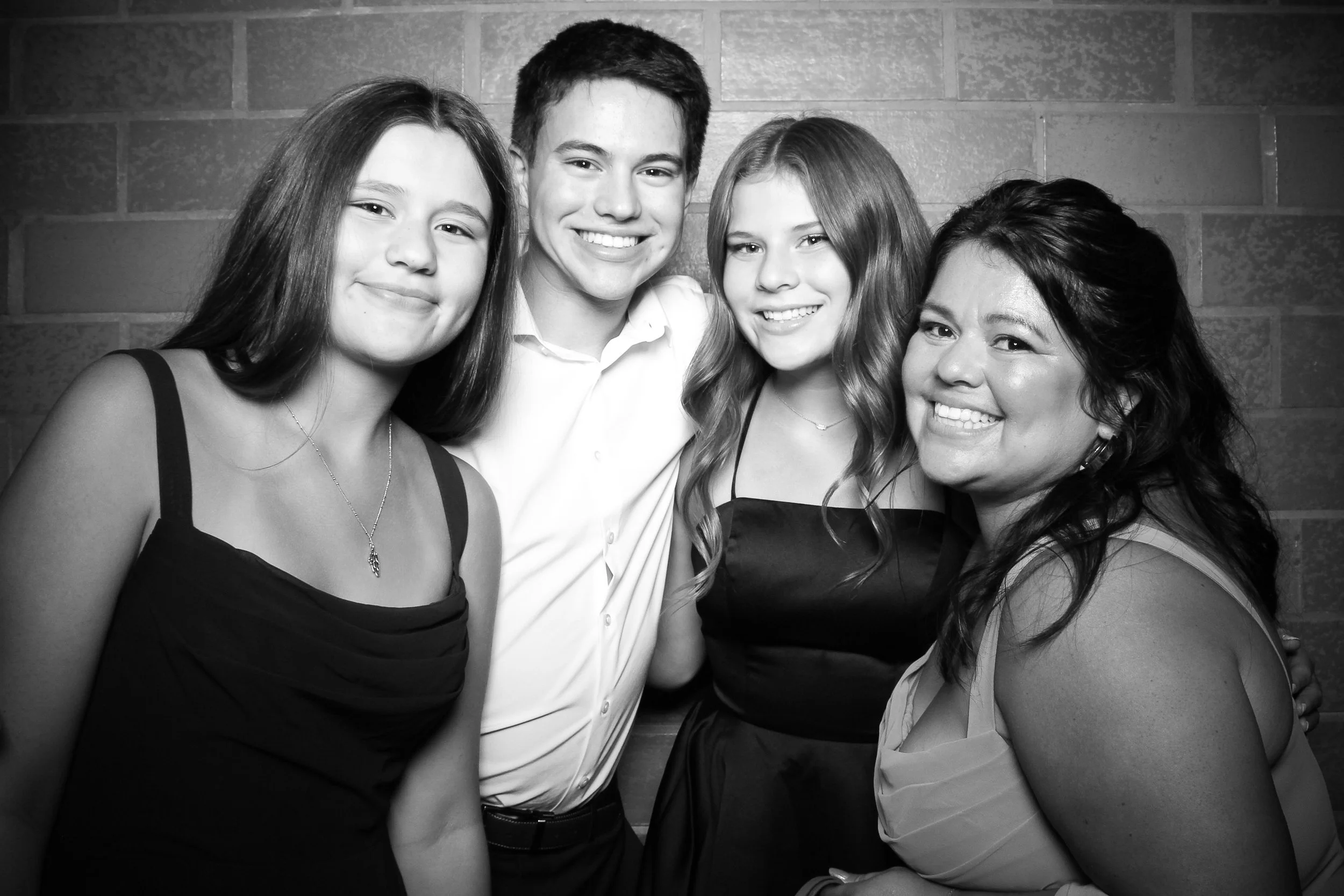 fotio-photobooth-bw-vintage-lake-geneva-8.jpg