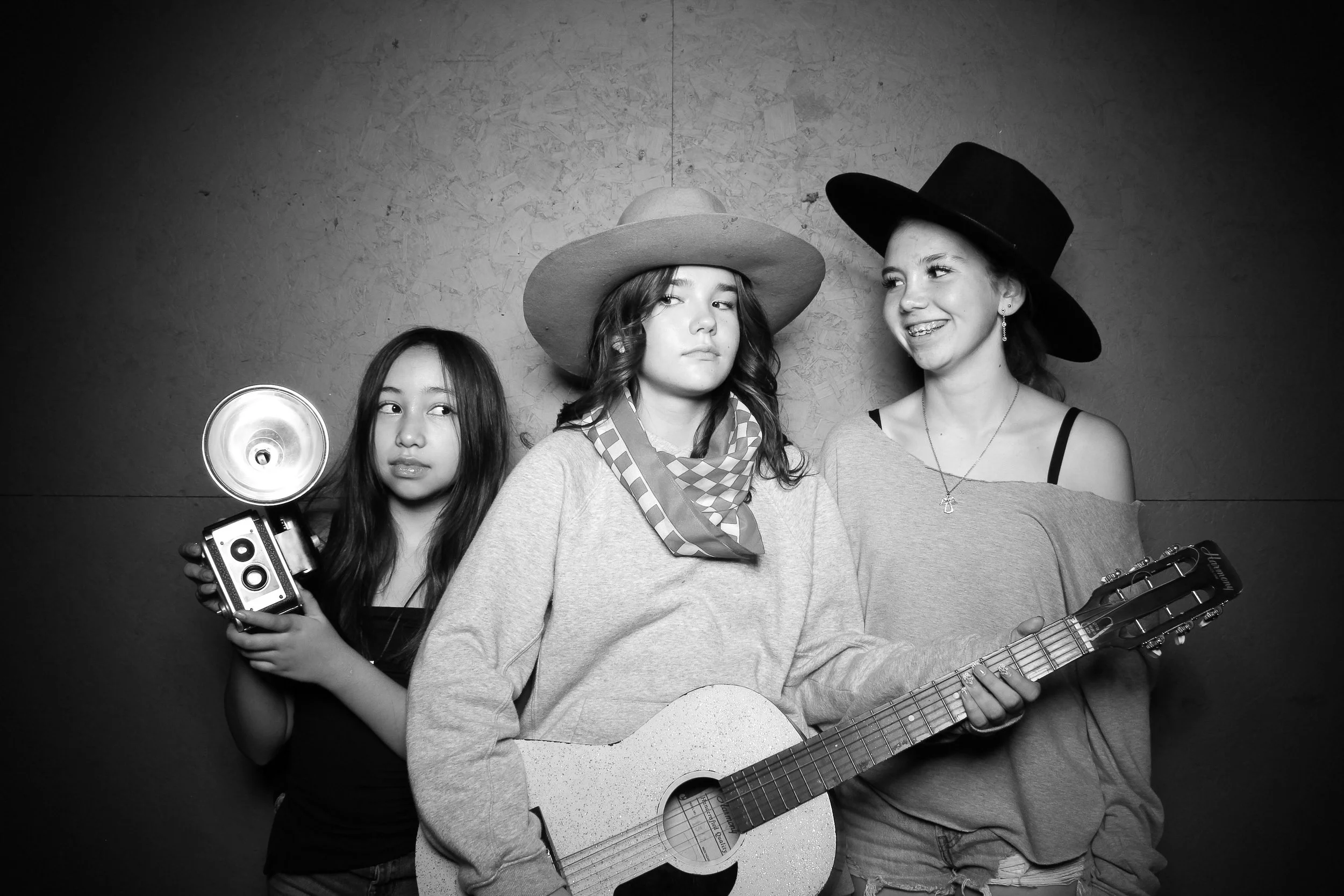 fotio-photobooth-bw-vintage-banner-camp-24.jpg