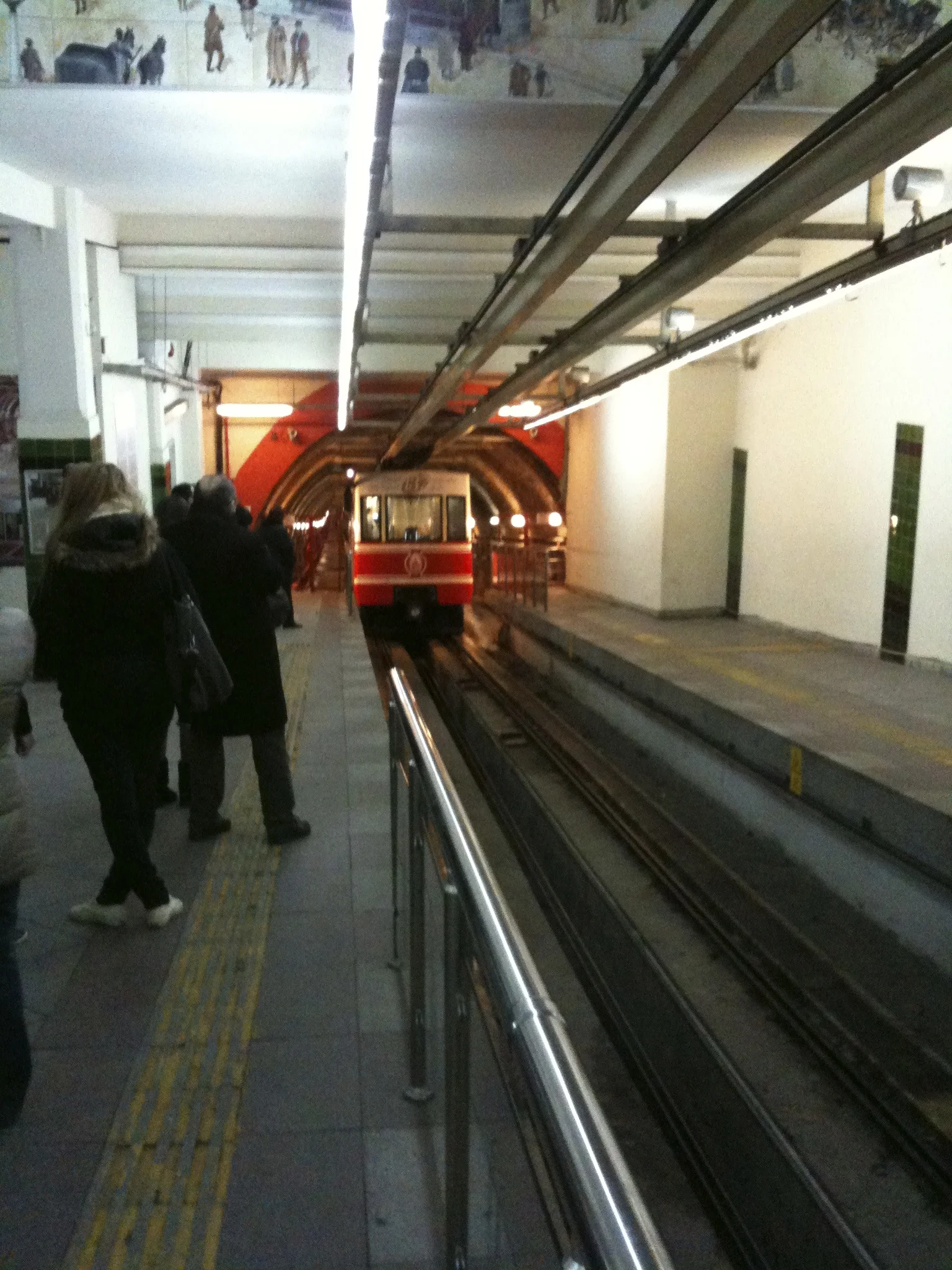 Regarder le petit métro arriver dans le Tünel.
