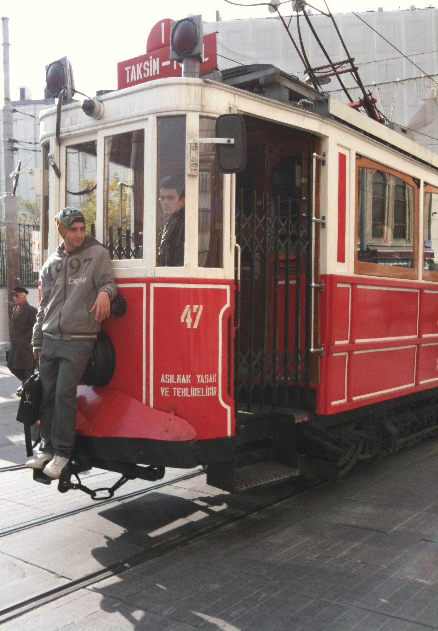 ... puis suivre le tram.