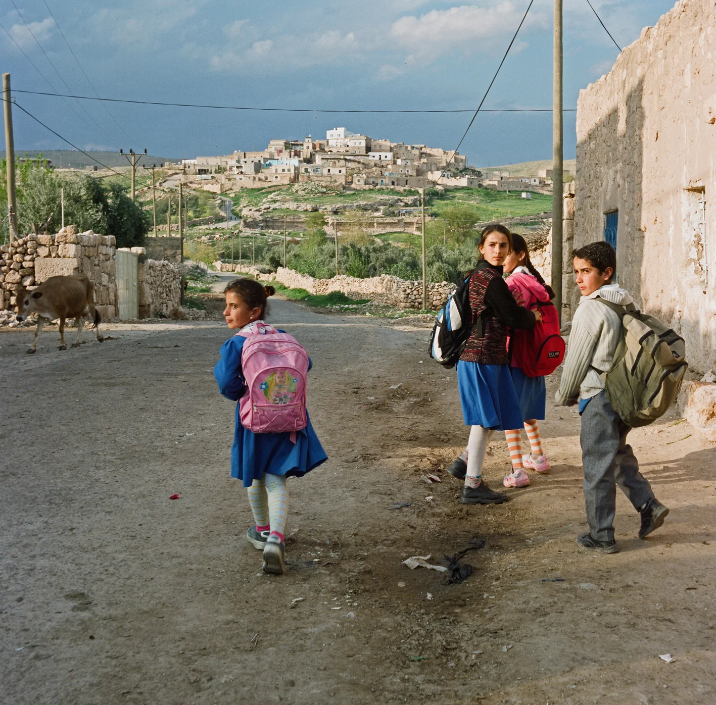 Photo prise par Eric Broncard, le mari de Claire dans les environs de Mardin en 1995. "Ma fille avait trouvé les tabliers bleus des petites écolières si jolis qu'on lui en avait acheté un au bazar."