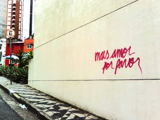 "More love please" graffiti - São Paulo Foto: ygormarotta.com