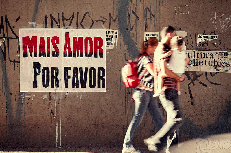 "More love please" poster - São Paulo Foto: ygormarotta.com
