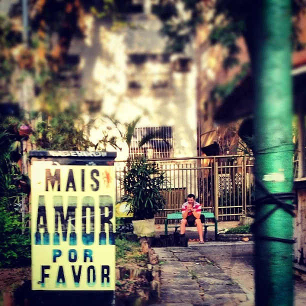 "More love please" poster - Rio de Janeiro Foto: ygormarotta.com