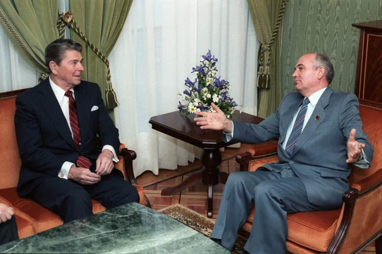 2.1 Gorbachev_and_Reagan_1985.jpg