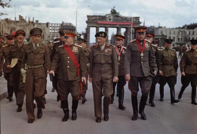 2.1 Allies_at_the_Brandenburg_Gate,_1945.jpg