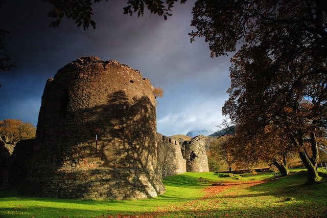 The Old Inverlochy Castle, with Ben Nevis in the background. Source: DJ Macpherson, from geograph.org.uk. 2008.