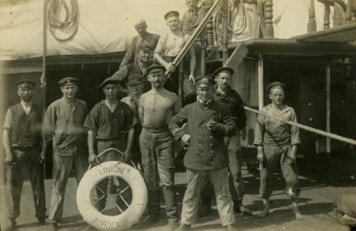 Crew of Kronprinz Wilhelm with souvenir from prize