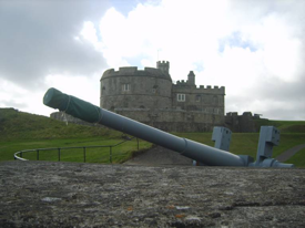 A twentieth century gun in front of the Tudor Pendennis Castle. Author's image used with author's permission.