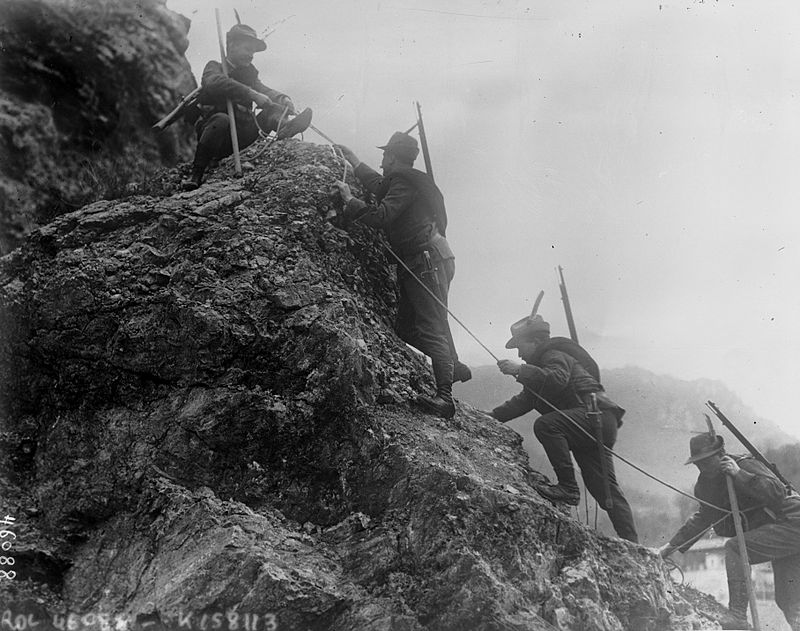 Italian Alpini troops in 1915. From the Bibliotheque Nationale de France.