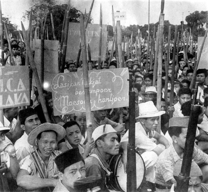 Revolutionaries who wanted Indonesian independence. 1946. Source: Tropenmuseum, part of the National Museum of World Cultures. Available here .
