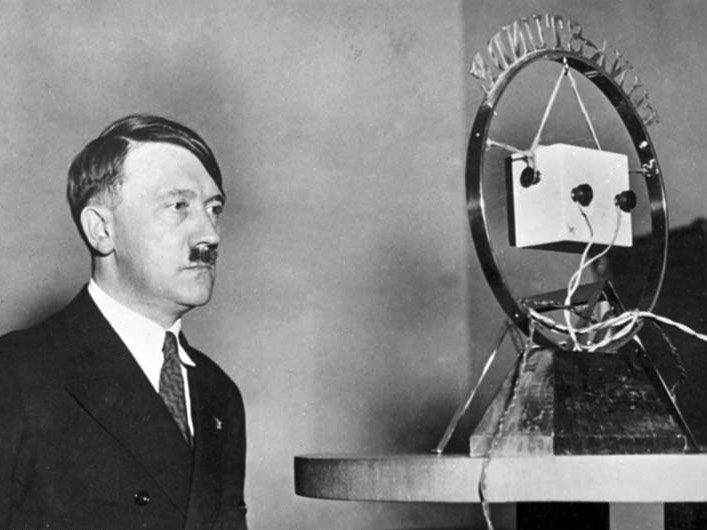 Adolf Hitler speaking in 1933. Source: Bundesarchiv, Bild 183-1987-0703-506 / Unknown / CC-BY-SA 3.0, available here .