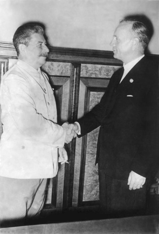 Soviet leader Joseph Stalin and German foreign minister Joachim von Ribbentrop shake hands after agreement on the Molotov-Ribbentrop Pact. Source: Attribution: Bundesarchiv, Bild 183-H27337 / CC-BY-SA 3.0, available here .