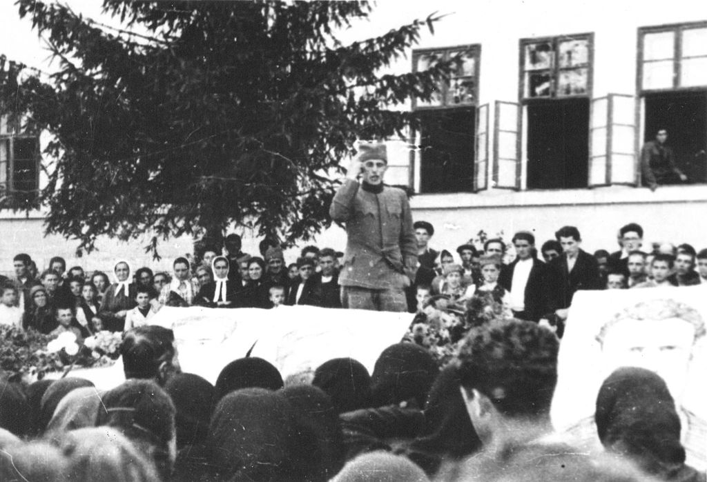 Slobodan Sekulic, Commander of the Partisan Company, paying homage to the killed soldiers in the town of Uzice, October 2, 1941.