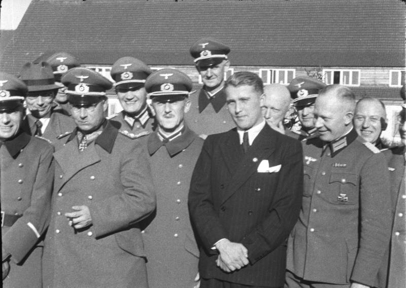 Wernher von Braun in civilian clothes, with members of the Nazi military in May 1941 in Peenemunde. Source: Bundesarchiv, Bild 146-1978-Anh.024-03 / CC-BY-SA 3.0, available here.